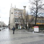 Kielce. Ulica Sienkiewicza, płyty paździerzowe na mostku nad Silnicą / Marzena Mąkosa / Radio Kielce