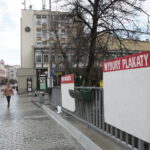 Kielce. Ulica Sienkiewicza, płyty paździerzowe na mostku nad Silnicą / Marzena Mąkosa / Radio Kielce
