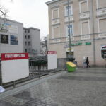 Kielce. Ulica Sienkiewicza, płyty paździerzowe na mostku nad Silnicą / Marzena Mąkosa / Radio Kielce