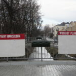 Kielce. Ulica Sienkiewicza, płyty paździerzowe na mostku nad Silnicą / Marzena Mąkosa / Radio Kielce