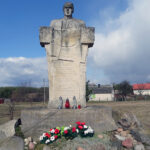 Kolonia Inwalidzka. Pomnik inwalidów wojennych walczących o niepodległość Polski, znajdujący się w sąsiedztwie świetlicy i mieszkań socjalnych / Emilia Sitarska / Radio Kielce