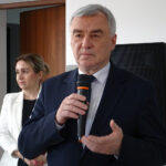 Kolonia Inwalidzka. Otwarcie świetlicy środowiskowej i mieszkań socjalnych. Na zdjęciu Andrzej Bętkowski, marszałek województwa świętokrzyskiego / Emilia Sitarska / Radio Kielce