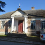 Budynek starej plebanii, w której znaleziono książki / Emilia Sitarska / Radio Kielce