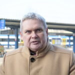 Konferencja prasowa przed dworcem PKP. Maciej Gawin - radny sejmiku / Marzena Mąkosa / Radio Kielce