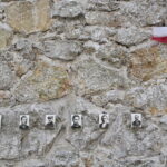 Narodowy Dzień Pamięci Żołnierzy Wyklętych. Złożenie kwiatów przed ścianą straceń byłego więzienia kieleckiego / Marzena Mąkosa / Radio Kielce