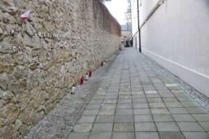 Narodowy Dzień Pamięci Żołnierzy Wyklętych. Złożenie kwiatów przed ścianą straceń byłego więzienia kieleckiego / Marzena Mąkosa / Radio Kielce