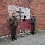 Narodowy Dzień Pamięci Żołnierzy Wyklętych. Złożenie kwiatów przed ścianą straceń byłego więzienia kieleckiego / Marzena Mąkosa / Radio Kielce