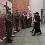 Narodowy Dzień Pamięci Żołnierzy Wyklętych. Złożenie kwiatów przed ścianą straceń byłego więzienia kieleckiego / Marzena Mąkosa / Radio Kielce