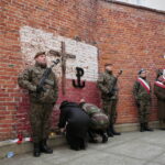 Narodowy Dzień Pamięci Żołnierzy Wyklętych. Złożenie kwiatów przed ścianą straceń byłego więzienia kieleckiego / Marzena Mąkosa / Radio Kielce