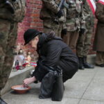 Narodowy Dzień Pamięci Żołnierzy Wyklętych. Złożenie kwiatów przed ścianą straceń byłego więzienia kieleckiego / Marzena Mąkosa / Radio Kielce