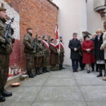 Narodowy Dzień Pamięci Żołnierzy Wyklętych. Złożenie kwiatów przed ścianą straceń byłego więzienia kieleckiego / Marzena Mąkosa / Radio Kielce