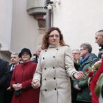 Narodowy Dzień Pamięci Żołnierzy Wyklętych. Złożenie kwiatów przed ścianą straceń byłego więzienia kieleckiego. Na zdjęciu (od lewej): Krzysztof Słoń - senator RP i Maria Zuba - poseł PiS i Agata Wojtyszek - wojewoda świętokrzyski / Marzena Mąkosa / Radio Kielce