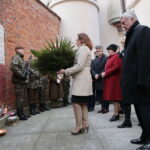 Narodowy Dzień Pamięci Żołnierzy Wyklętych. Złożenie kwiatów przed ścianą straceń byłego więzienia kieleckiego / Marzena Mąkosa / Radio Kielce