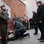 Narodowy Dzień Pamięci Żołnierzy Wyklętych. Złożenie kwiatów przed ścianą straceń byłego więzienia kieleckiego / Marzena Mąkosa / Radio Kielce