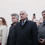 Narodowy Dzień Pamięci Żołnierzy Wyklętych. Złożenie kwiatów przed ścianą straceń byłego więzienia kieleckiego. Na zdjęciu (od lewej): Agata Wojtyszek - wojewoda świętokrzyski, Krzysztof Słoń - senator RP, Andrzej Bętkowski - marszałek województwa świętokrzyskiego i Jarosław Karyś - wiceprzewodniczący Rady Miasta Kielce / Marzena Mąkosa / Radio Kielce