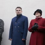 Narodowy Dzień Pamięci Żołnierzy Wyklętych. Złożenie kwiatów przed ścianą straceń byłego więzienia kieleckiego. Na zdjęciu (od prawej): Maria Zuba - poseł PiS, Marcin Różycki - wiceprezydent Kielc i Andrzej Wilkosz  / Marzena Mąkosa / Radio Kielce