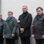 Narodowy Dzień Pamięci Żołnierzy Wyklętych. Złożenie kwiatów przed ścianą straceń byłego więzienia kieleckiego / Marzena Mąkosa / Radio Kielce