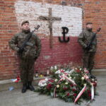 Narodowy Dzień Pamięci Żołnierzy Wyklętych. Złożenie kwiatów przed ścianą straceń byłego więzienia kieleckiego / Marzena Mąkosa / Radio Kielce