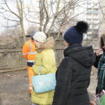 Sprzątanie domków dla kotów przy ulicy Ceglanej / Marzena Mąkosa / Radio Kielce