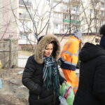 Sprzątanie domków dla kotów przy ulicy Ceglanej / Marzena Mąkosa / Radio Kielce