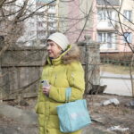 Sprzątanie domków dla kotów przy ulicy Ceglanej / Marzena Mąkosa / Radio Kielce