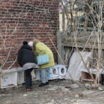 Sprzątanie domków dla kotów przy ulicy Ceglanej / Marzena Mąkosa / Radio Kielce