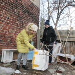 Sprzątanie domków dla kotów przy ulicy Ceglanej / Marzena Mąkosa / Radio Kielce