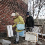 Sprzątanie domków dla kotów przy ulicy Ceglanej / Marzena Mąkosa / Radio Kielce