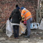 Sprzątanie domków dla kotów przy ulicy Ceglanej / Marzena Mąkosa / Radio Kielce