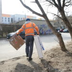 Sprzątanie domków dla kotów przy ulicy Ceglanej / Marzena Mąkosa / Radio Kielce