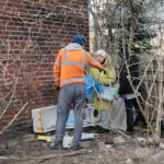 Sprzątanie domków dla kotów przy ulicy Ceglanej / Marzena Mąkosa / Radio Kielce