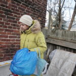 Sprzątanie domków dla kotów przy ulicy Ceglanej / Marzena Mąkosa / Radio Kielce