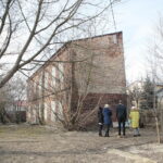 Sprzątanie domków dla kotów przy ulicy Ceglanej / Marzena Mąkosa / Radio Kielce