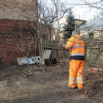 Sprzątanie domków dla kotów przy ulicy Ceglanej / Marzena Mąkosa / Radio Kielce