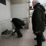 Złożenie zniczy przy Tablicy na kamienicy przy zbiegu ulic Paderewskiego i Solnej / Marzena Mąkosa / Radio Kielce