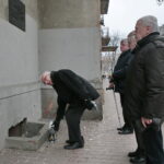 Złożenie zniczy przy Tablicy na kamienicy przy zbiegu ulic Paderewskiego i Solnej / Marzena Mąkosa / Radio Kielce