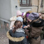 Złożenie zniczy przy Tablicy na kamienicy przy zbiegu ulic Paderewskiego i Solnej / Marzena Mąkosa / Radio Kielce