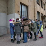 Złożenie zniczy przy Tablicy na kamienicy przy zbiegu ulic Paderewskiego i Solnej / Marzena Mąkosa / Radio Kielce