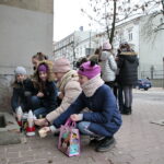 Złożenie zniczy przy Tablicy na kamienicy przy zbiegu ulic Paderewskiego i Solnej / Marzena Mąkosa / Radio Kielce