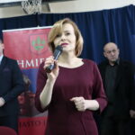 Podpisanie umowy na budowę hali sportowej przy Szkole Podstawowej im. Stefana Żeromskiego w Chmielniku przy ulicy Szkolnej 7. Na zdjęciu Anna Krupka - wiceminister Sportu i Turystyki / Marzena Mąkosa / Radio Kielce