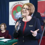 Podpisanie umowy na budowę hali sportowej przy Szkole Podstawowej im. Stefana Żeromskiego w Chmielniku przy ulicy Szkolnej 7. Na zdjęciu Maria Zuba - poseł PiS / Marzena Mąkosa / Radio Kielce