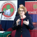 Podpisanie umowy na budowę hali sportowej przy Szkole Podstawowej im. Stefana Żeromskiego w Chmielniku przy ulicy Szkolnej 7. Na zdjęciu Maria Zuba - poseł PiS / Marzena Mąkosa / Radio Kielce