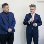 Podpisanie umowy na budowę hali sportowej przy Szkole Podstawowej im. Stefana Żeromskiego w Chmielniku przy ulicy Szkolnej 7. Po prawej Krzysztof Słoń - senator RP / Marzena Mąkosa / Radio Kielce