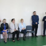 Podpisanie umowy na budowę hali sportowej przy Szkole Podstawowej im. Stefana Żeromskiego w Chmielniku przy ulicy Szkolnej 7. Po prawej Krzysztof Słoń - senator RP / Marzena Mąkosa / Radio Kielce