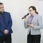 Podpisanie umowy na budowę hali sportowej przy Szkole Podstawowej im. Stefana Żeromskiego w Chmielniku przy ulicy Szkolnej 7. Po prawej Agata Wojtyszek - wojewoda świętokrzyski / Marzena Mąkosa / Radio Kielce