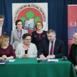 Podpisanie umowy na budowę hali sportowej przy Szkole Podstawowej im. Stefana Żeromskiego w Chmielniku przy ulicy Szkolnej 7 / Marzena Mąkosa / Radio Kielce