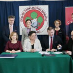 Podpisanie umowy na budowę hali sportowej przy Szkole Podstawowej im. Stefana Żeromskiego w Chmielniku przy ulicy Szkolnej 7 / Marzena Mąkosa / Radio Kielce