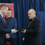 Podpisanie umowy na budowę hali sportowej przy Szkole Podstawowej im. Stefana Żeromskiego w Chmielniku przy ulicy Szkolnej 7. Po lewej Paweł Wójcik - burmistrz Chmielnika / Marzena Mąkosa / Radio Kielce