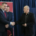 Podpisanie umowy na budowę hali sportowej przy Szkole Podstawowej im. Stefana Żeromskiego w Chmielniku przy ulicy Szkolnej 7. Po lewej Paweł Wójcik - burmistrz Chmielnika / Marzena Mąkosa / Radio Kielce