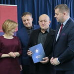 Podpisanie umowy na budowę hali sportowej przy Szkole Podstawowej im. Stefana Żeromskiego w Chmielniku przy ulicy Szkolnej 7 / Marzena Mąkosa / Radio Kielce